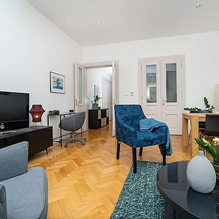 Apartamento Cozy Art Nouveau With Balcony And Free Garage Praga