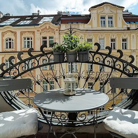 Cozy Art Nouveau With Balcony And Free Garage * Praga